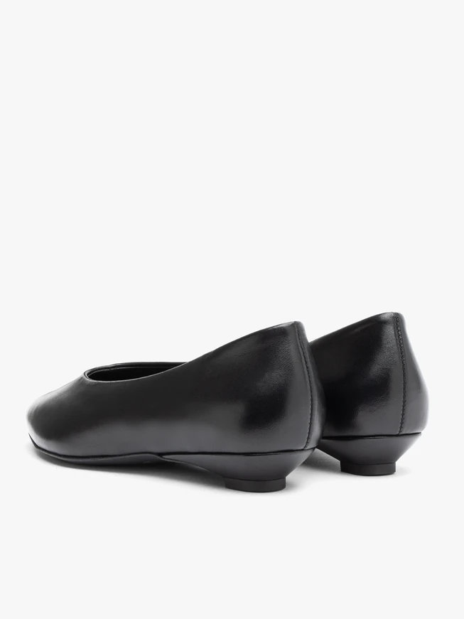 Black ballerinas with pointed nose