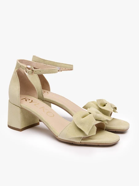 Hellgrüne Schleifen-Sandalen
