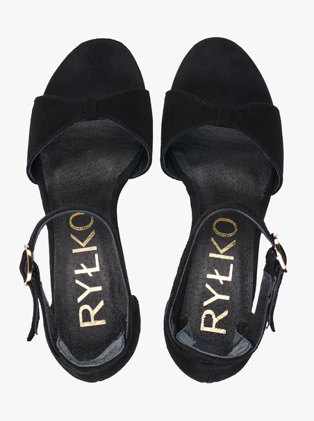 Schwarze hochhackige Sandalen