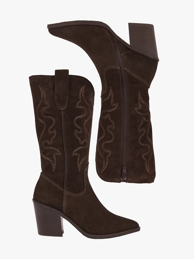 Braune genähte Cowboystiefel