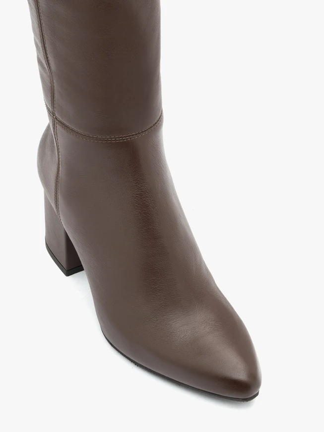 Braune Stiefel mit schmalem Schaft