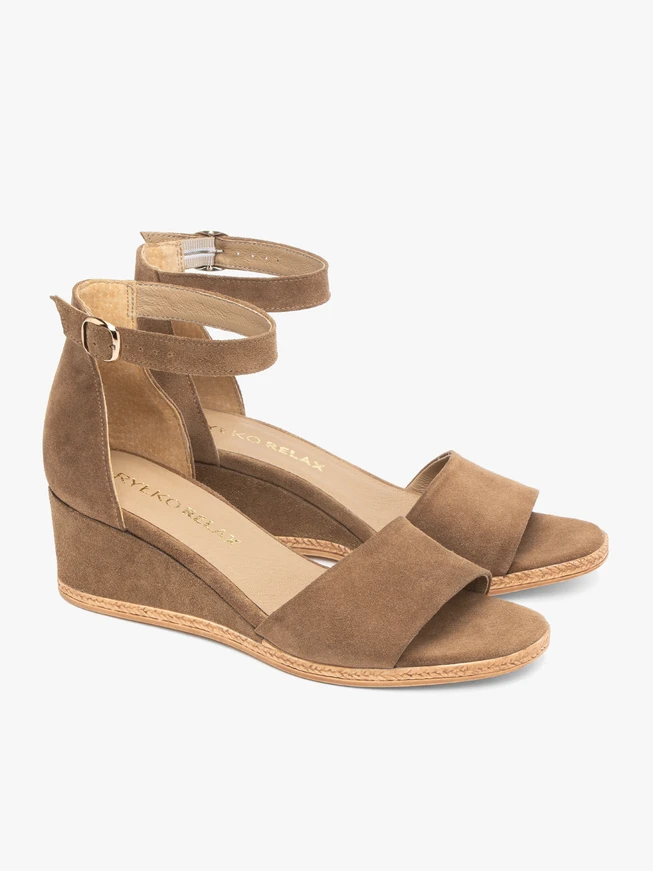 Hellbraune Plateausandalen