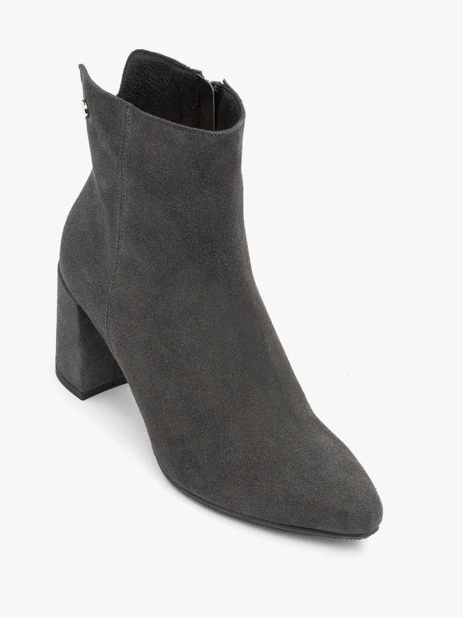 Graue Veloursstiefel mit Absatz