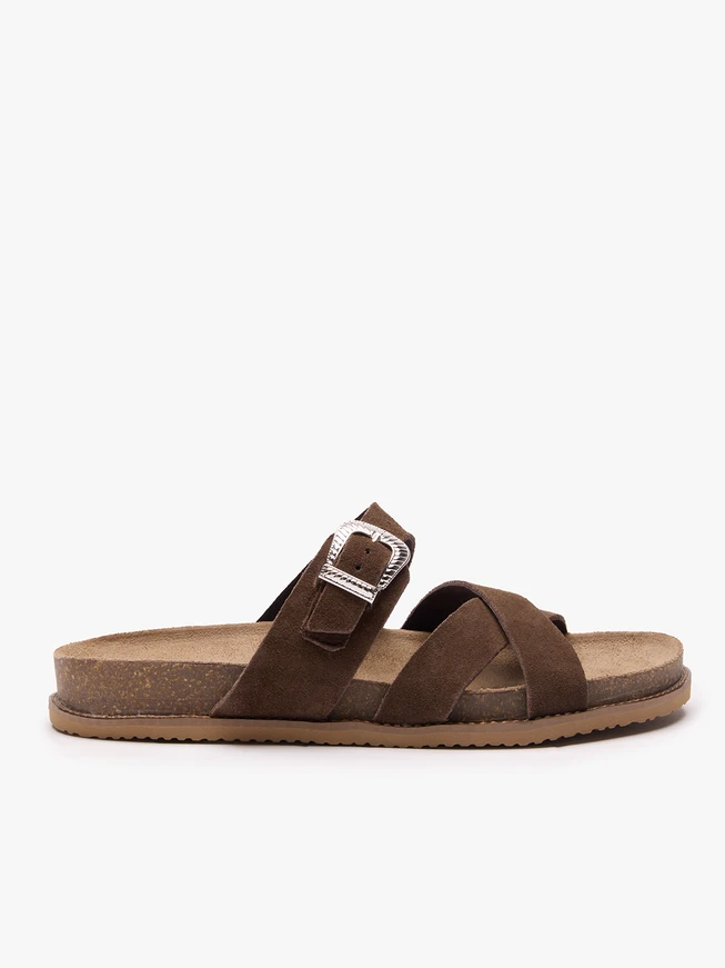 Dunkelbraune Flip-Flops mit dekorativen Schnallenverzierungen