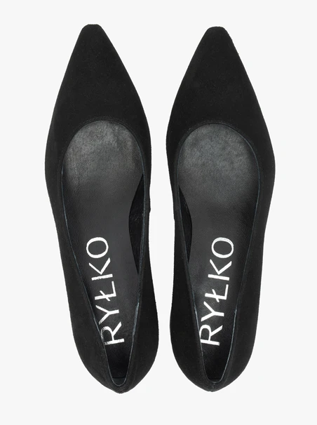 Black velour leather pumps on a block