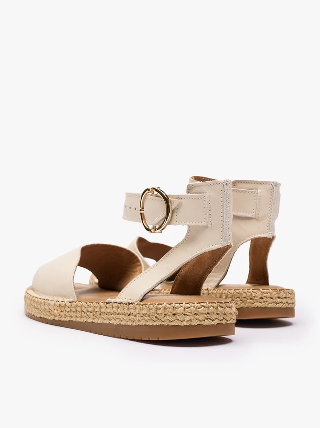 Flache Sandalen in Creme
