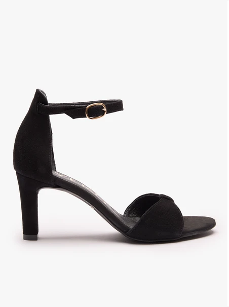 Schwarze hochhackige Sandalen