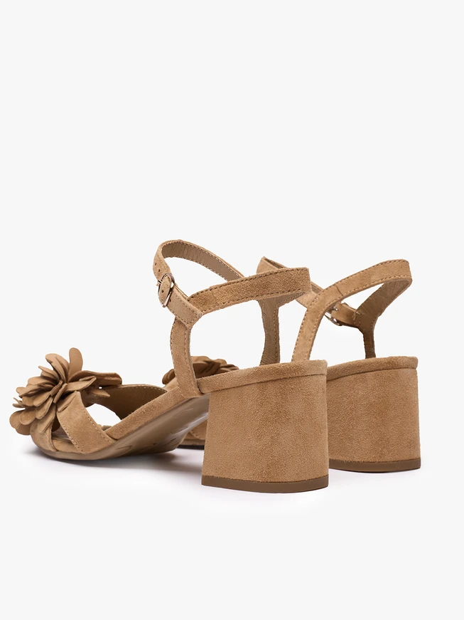 Beigefarbene Sandalen mit Blumenabsätzen