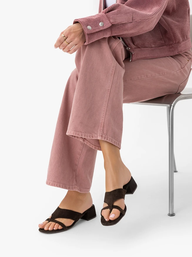Dunkelbraune Veloursleder-Flip-Flops