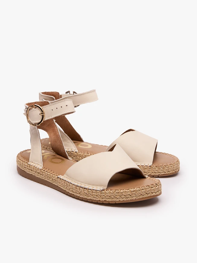Flache Sandalen in Creme