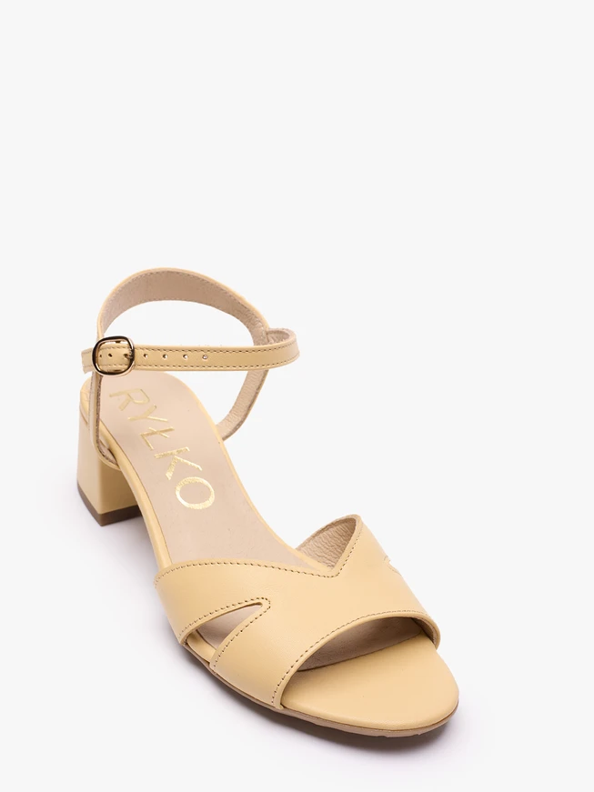 Leuchtend gelbe hochhackige Sandalen