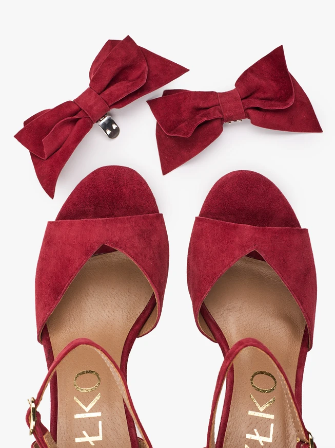 Kastanienbraune Schleifen-Sandalen