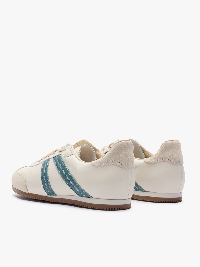 Cremefarbene Sporthalbschuhe mit türkisem Streifen