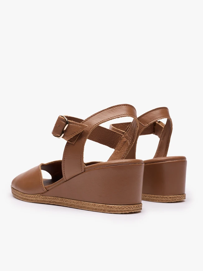 Braune Plateausandalen