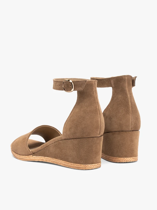 Hellbraune Plateausandalen