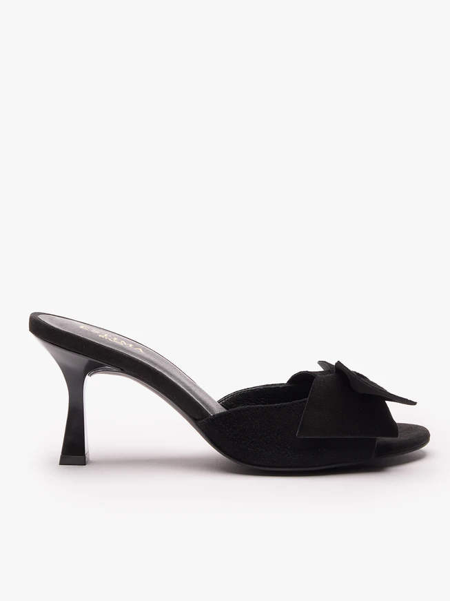 Schwarze Flip-Flops mit Schleife