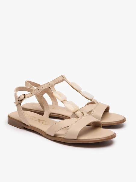 Cremefarbene flache Sandalen mit Verzierung
