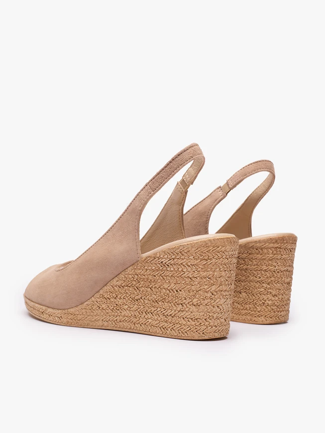 Beigefarbene Plateausandalen