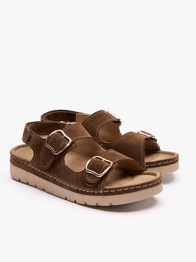 Braune Sandalen mit zwei Klettverschlussriemen