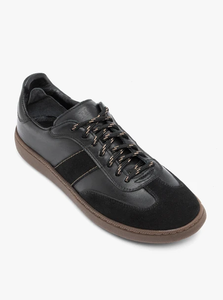 Schwarze sportliche Schnürhalbschuhe