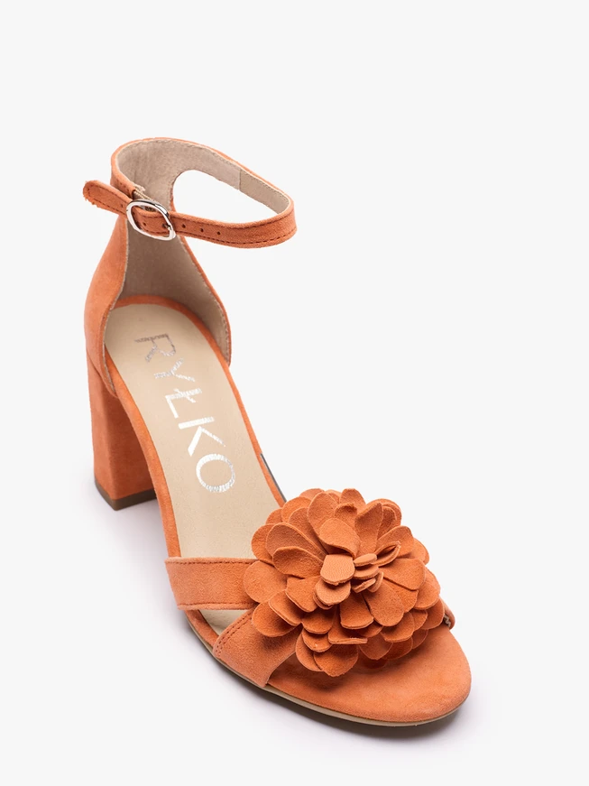 Orangefarbene Blumen-Sandalen mit Absatz