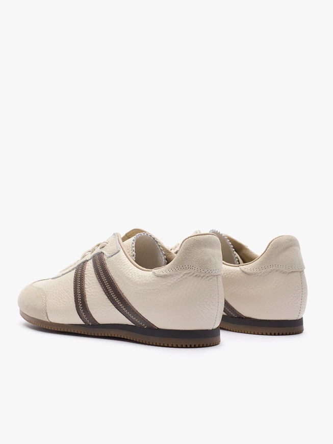 Cremefarbene Sporthalbschuhe mit braunem Riemen