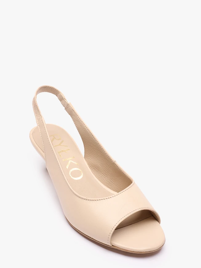 Cremefarbene absatzlose Pumps