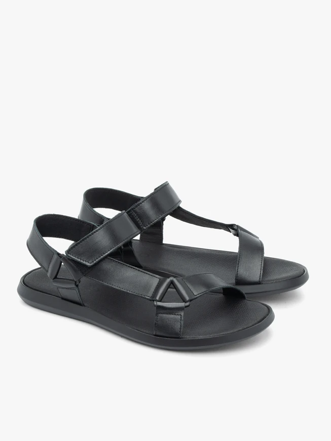 Schwarze Sandalen aus genarbtem Leder