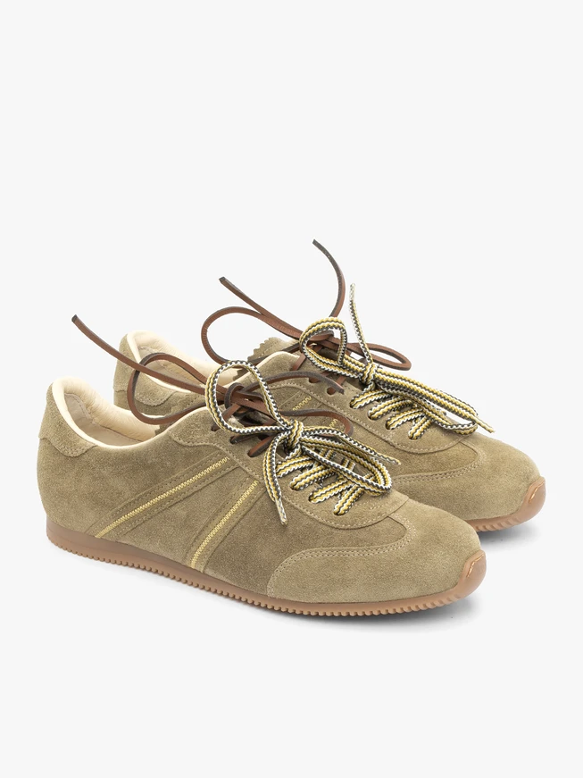 Olivefarbene Sportschuhe