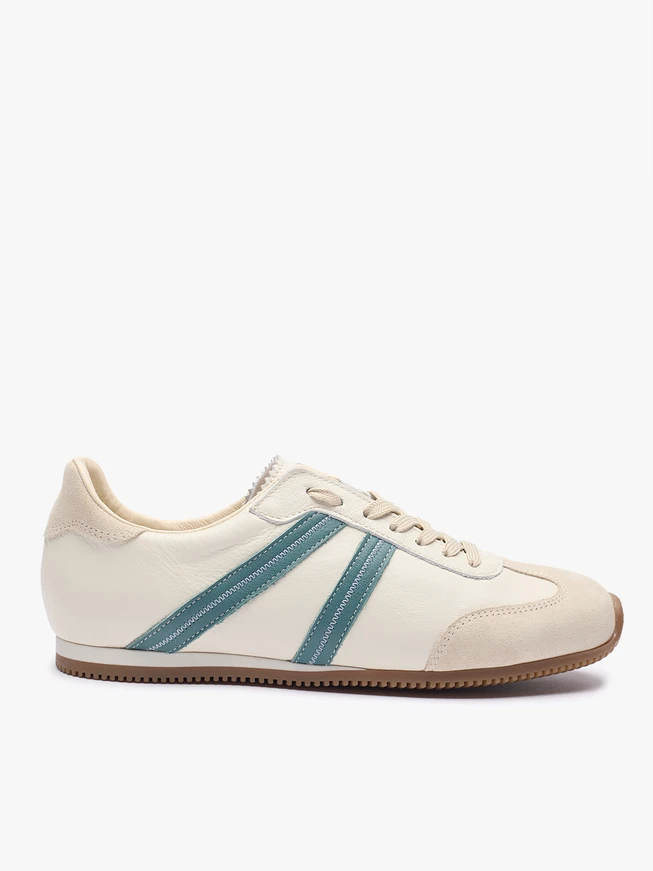 Cremefarbene Sporthalbschuhe mit türkisem Streifen