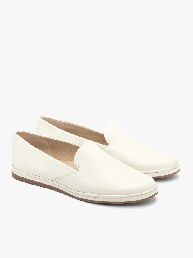 Mokassins aus genarbtem Leder in Creme und Weiß