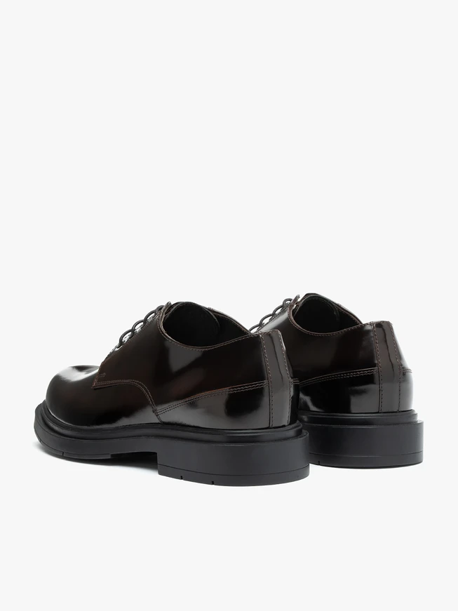 Schwarz lackierte Halbschuhe