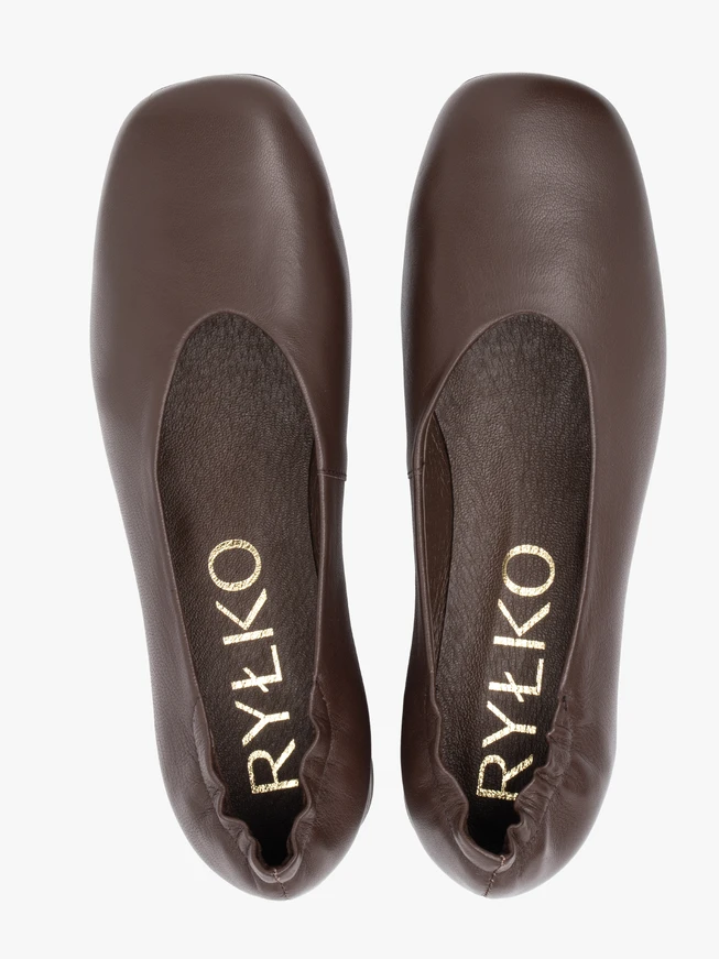 Brown pumps on a block with a square nose
