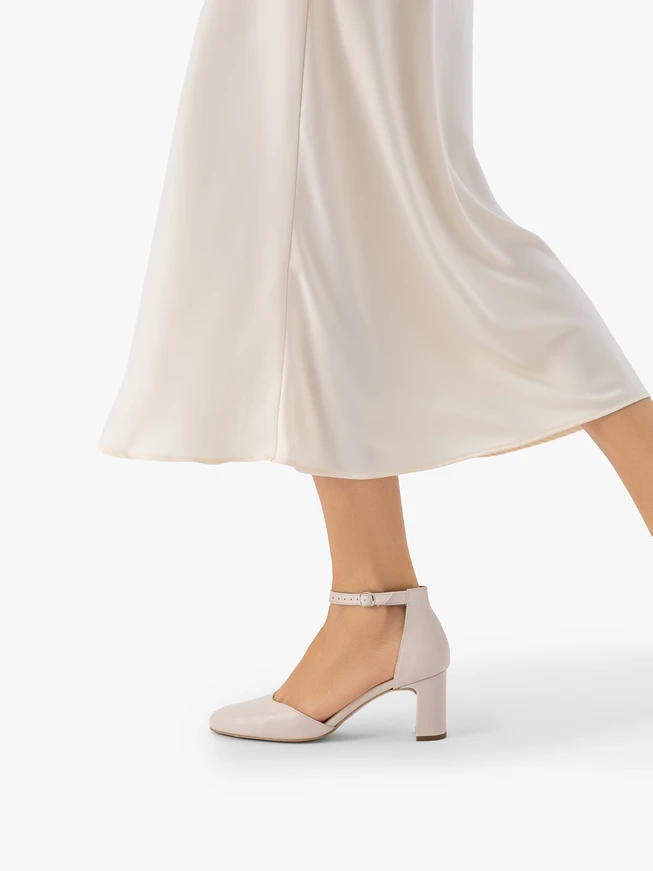 Cremefarbene Pumps aus Leder für die Braut