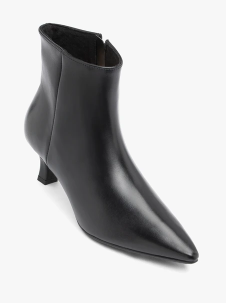 Czarne skórzane botki na szpilce flare