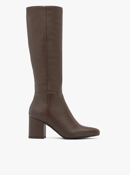 Braune Stiefel mit schmalem Schaft