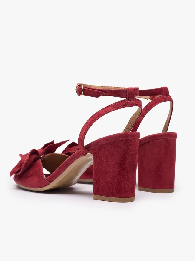 Kastanienbraune Schleifen-Sandalen