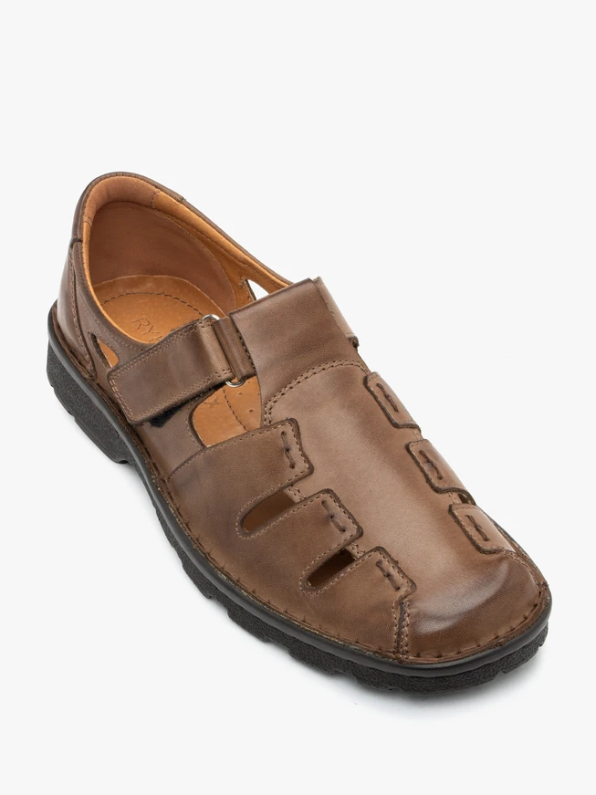 Hellbraune Sandalen aus genarbtem Leder