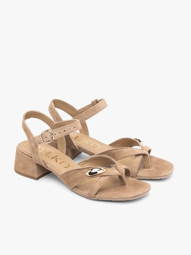 Hellbraune Flip Flops mit niedrigem Absatz und Verzierung