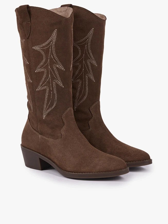 Braune genähte Cowboystiefel