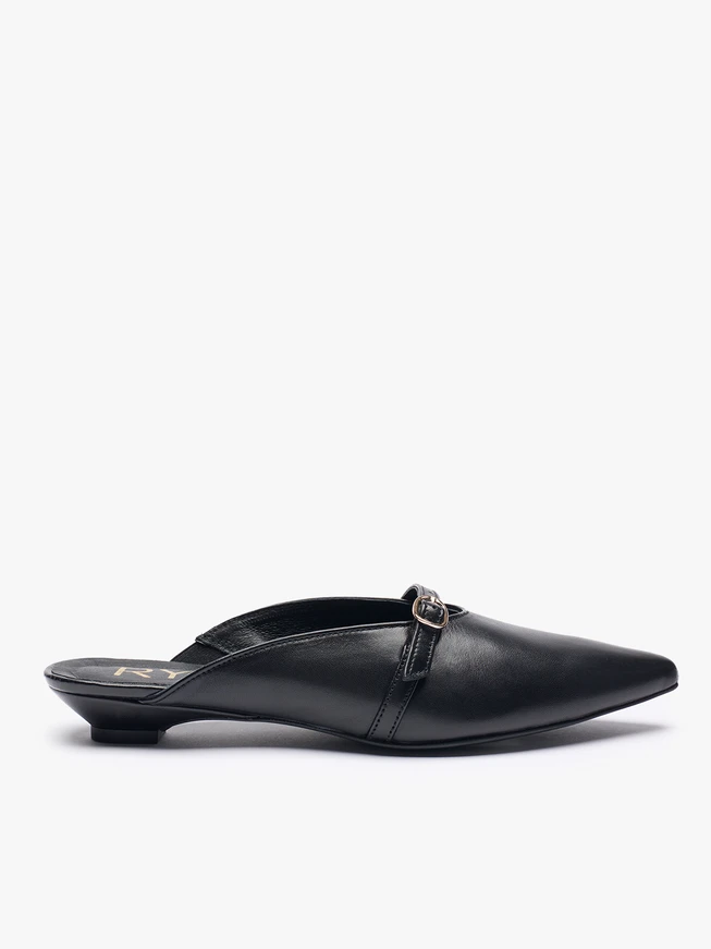 Schwarze Riemchenpantoletten mit Mini-Absatz