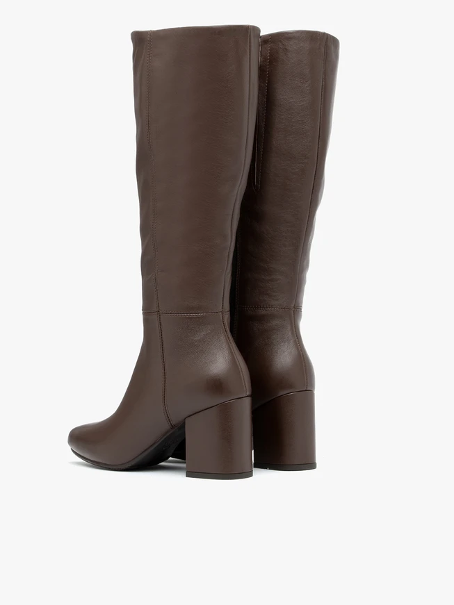 Braune Stiefel mit breitem Schaft