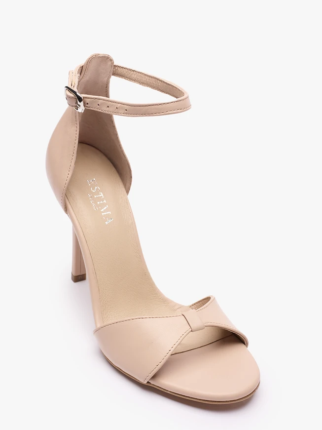 Beigefarbene hochhackige Sandalen