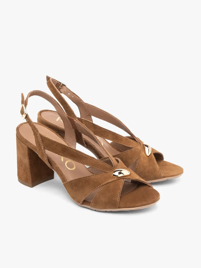 Hellbraune Sandalen mit Verzierung