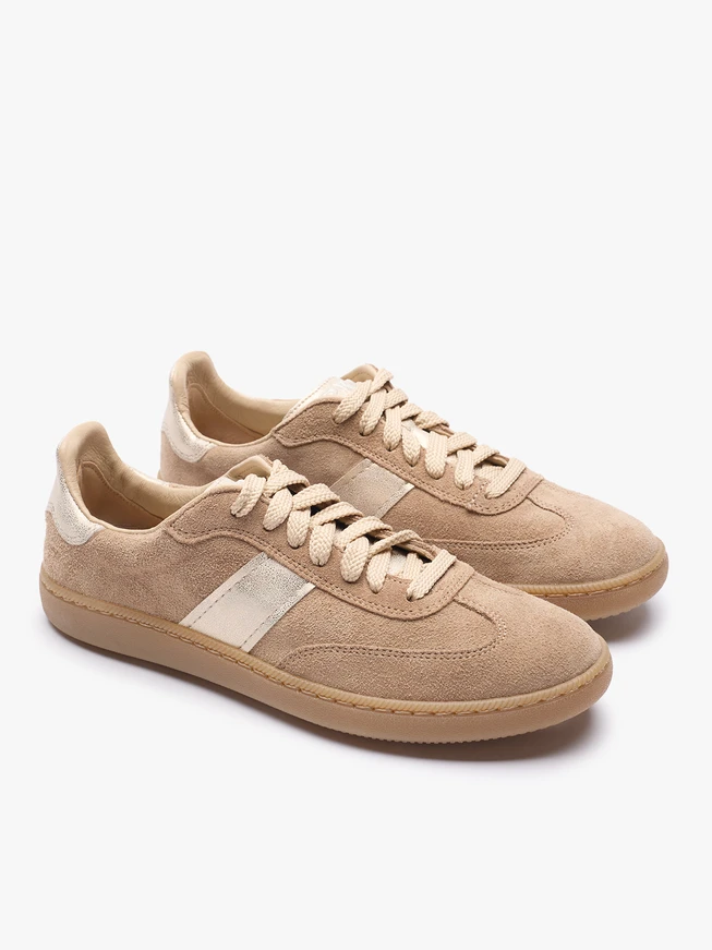 Sandfarbene Sportschuhe mit einem Platinstreifen