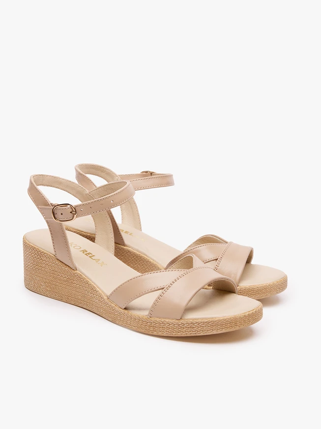 Beigefarbene Plateausandalen
