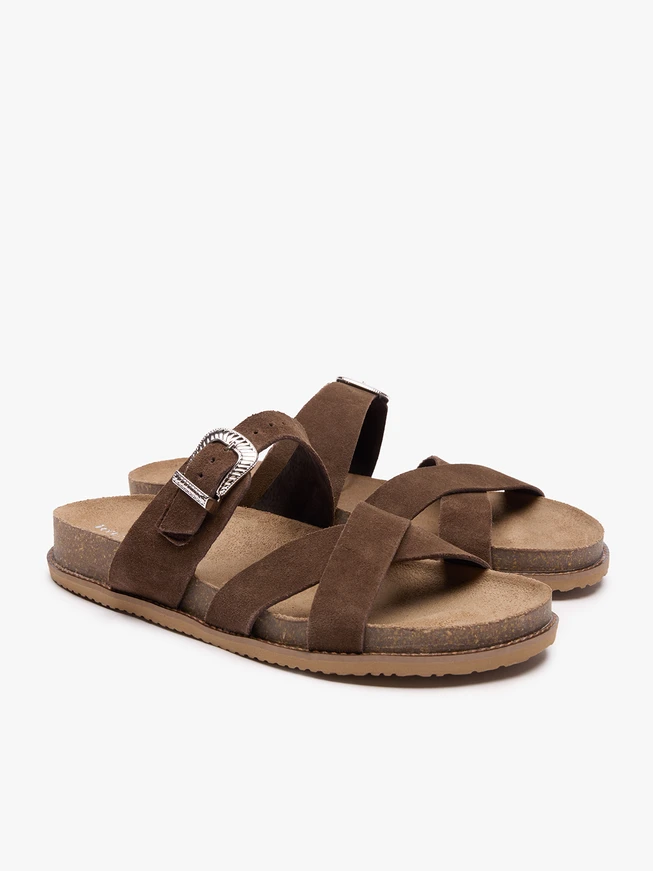 Dunkelbraune Flip-Flops mit dekorativen Schnallenverzierungen