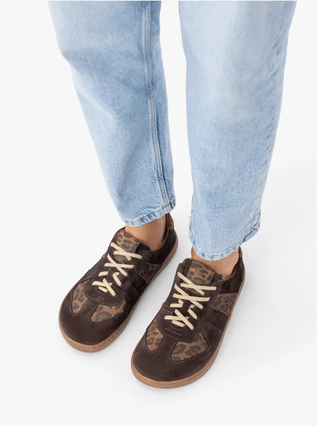 Barfuß-Halbschuhe aus braunem Velours und foliertem Leder