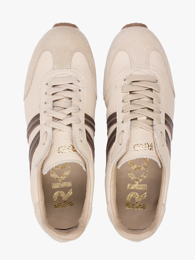 Cremefarbene Sporthalbschuhe mit braunem Riemen