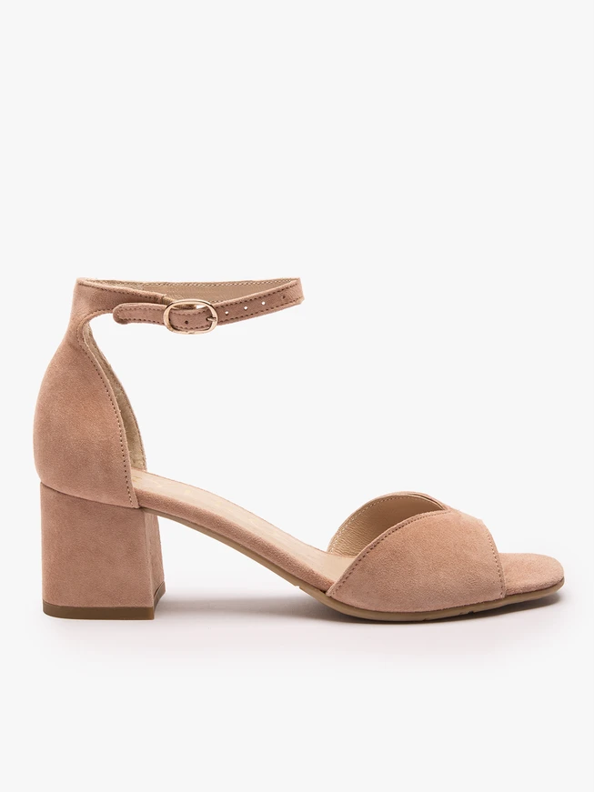 Dreckige rosa Stiletto-Sandalen
